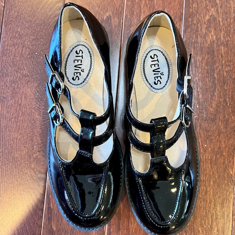 NWOT Stevie’s Payton Leather Shoes - size 3